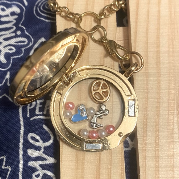 CHEERLEADING boutique charm circle locket pendant necklace + FREE CHARM EXTRAS! - Picture 2 of 3